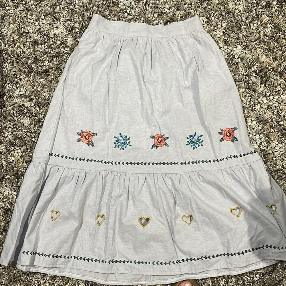 Embroidered skirt with pocket.